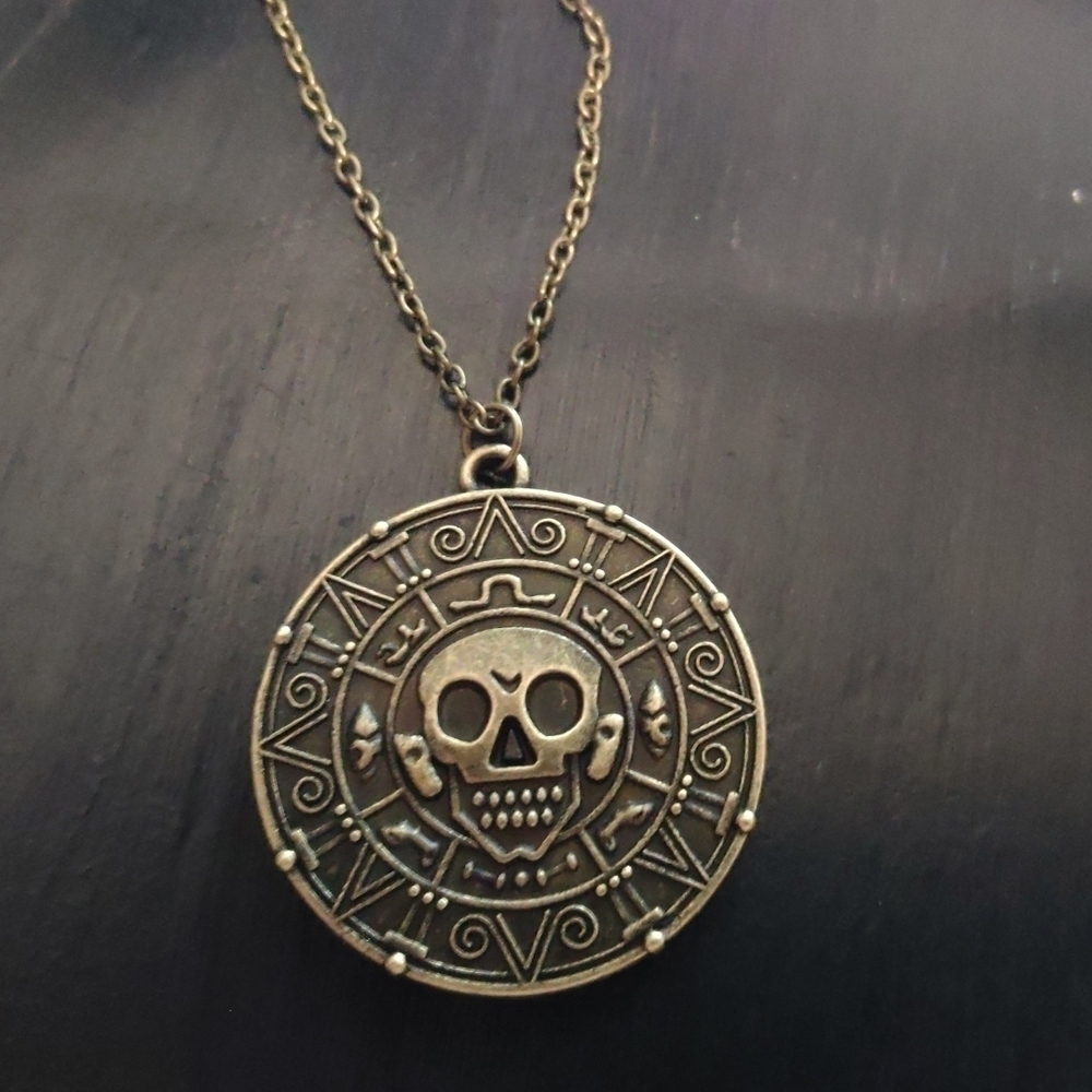 Pirates of the Caribbean Spanish gold skull medallion - Picture 2 of 3